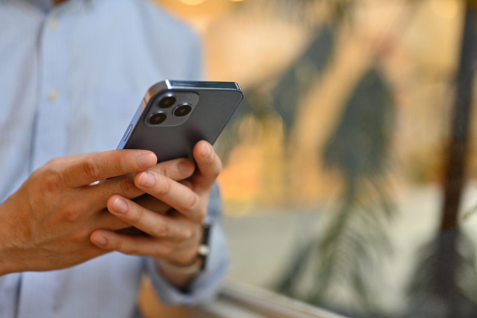 Deux mains tiennent un téléphone pour répondre à un message